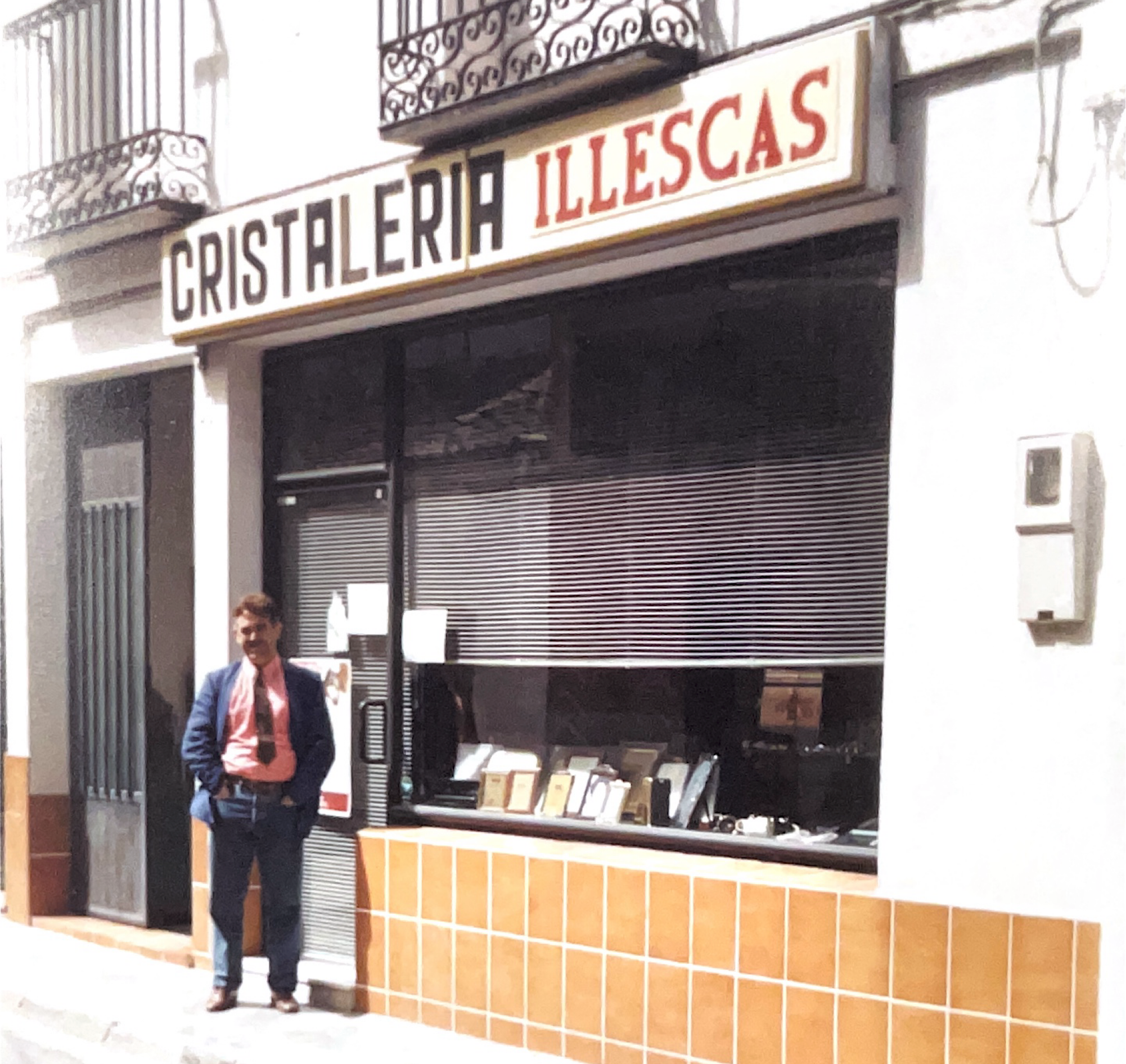 Fundador delante de la fachada del primer taller